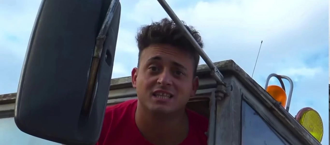 Jim Kush: Ο Αλβανός ράπερ που μετατρέπει τα ελληνικά τραγούδια σε παρωδίες - Ξεκαρδιστικό (βίντεο)